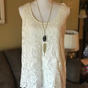 Beautiful CABi sleeveless top. 🌺